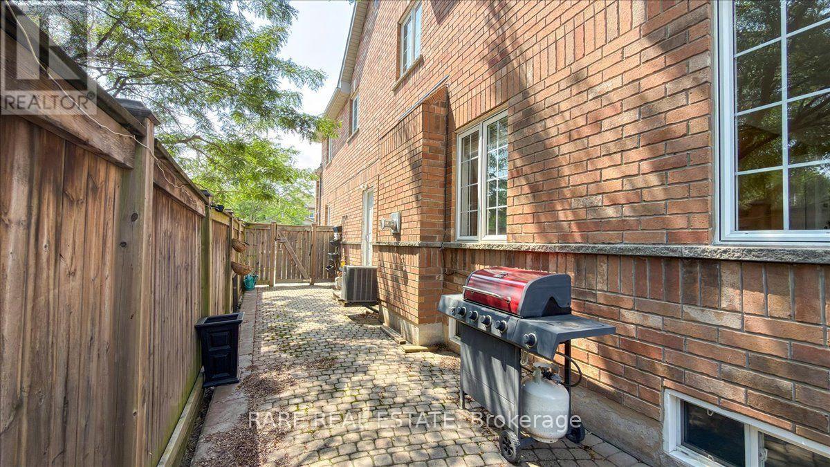 1825 Hobson Drive, Burlington, Ontario  L7L 6P9 - Photo 33 - W13679026