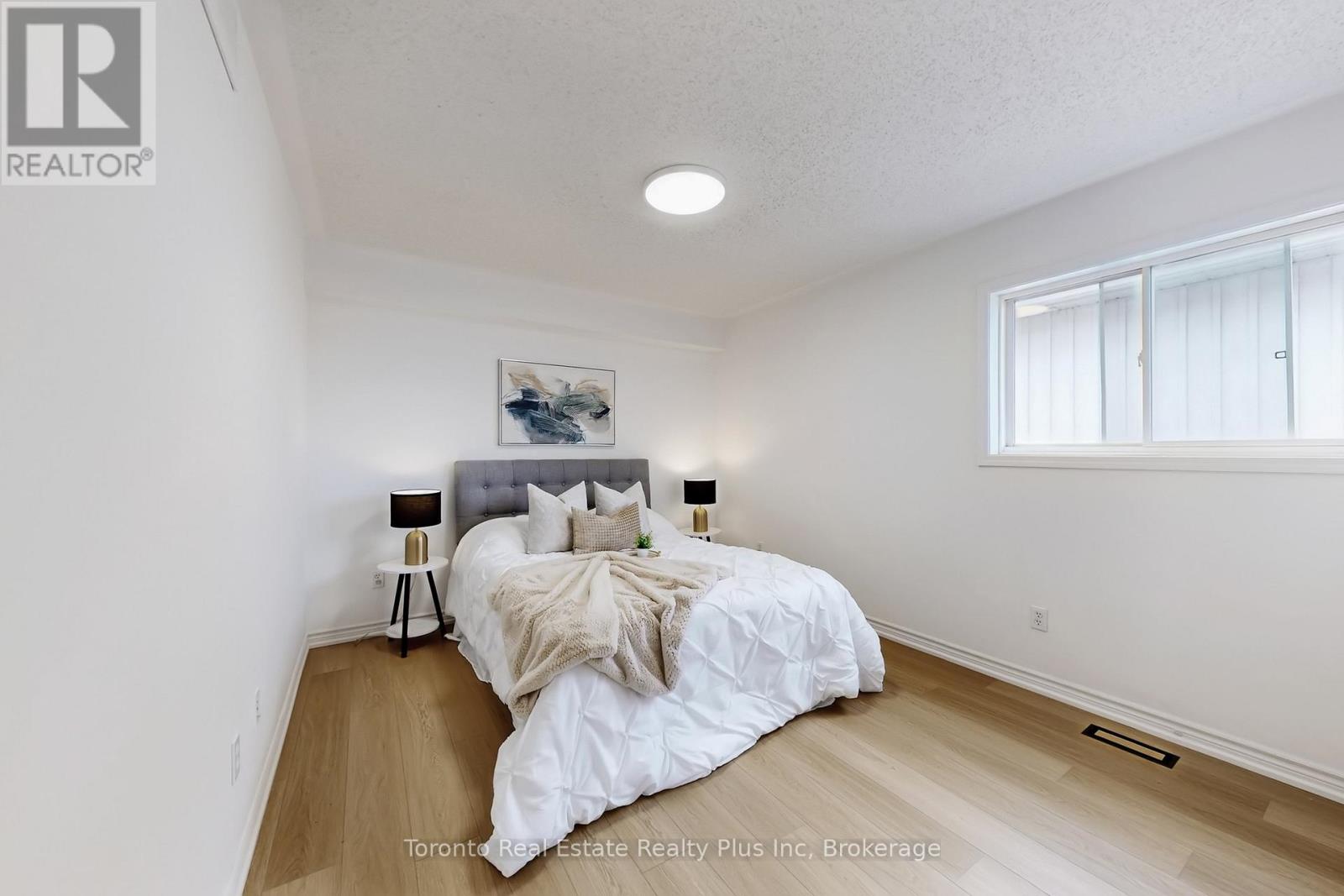 1303 Macinally Court, Oshawa, Ontario  L1K 0B6 - Photo 15 - E13679104