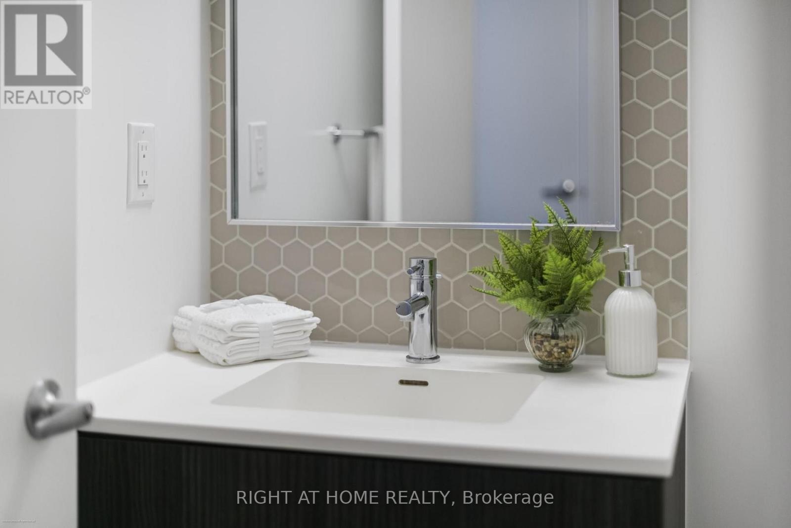 1602 - 2520 Eglinton Avenue W, Mississauga, Ontario  L5M 0Y4 - Photo 12 - W13679078