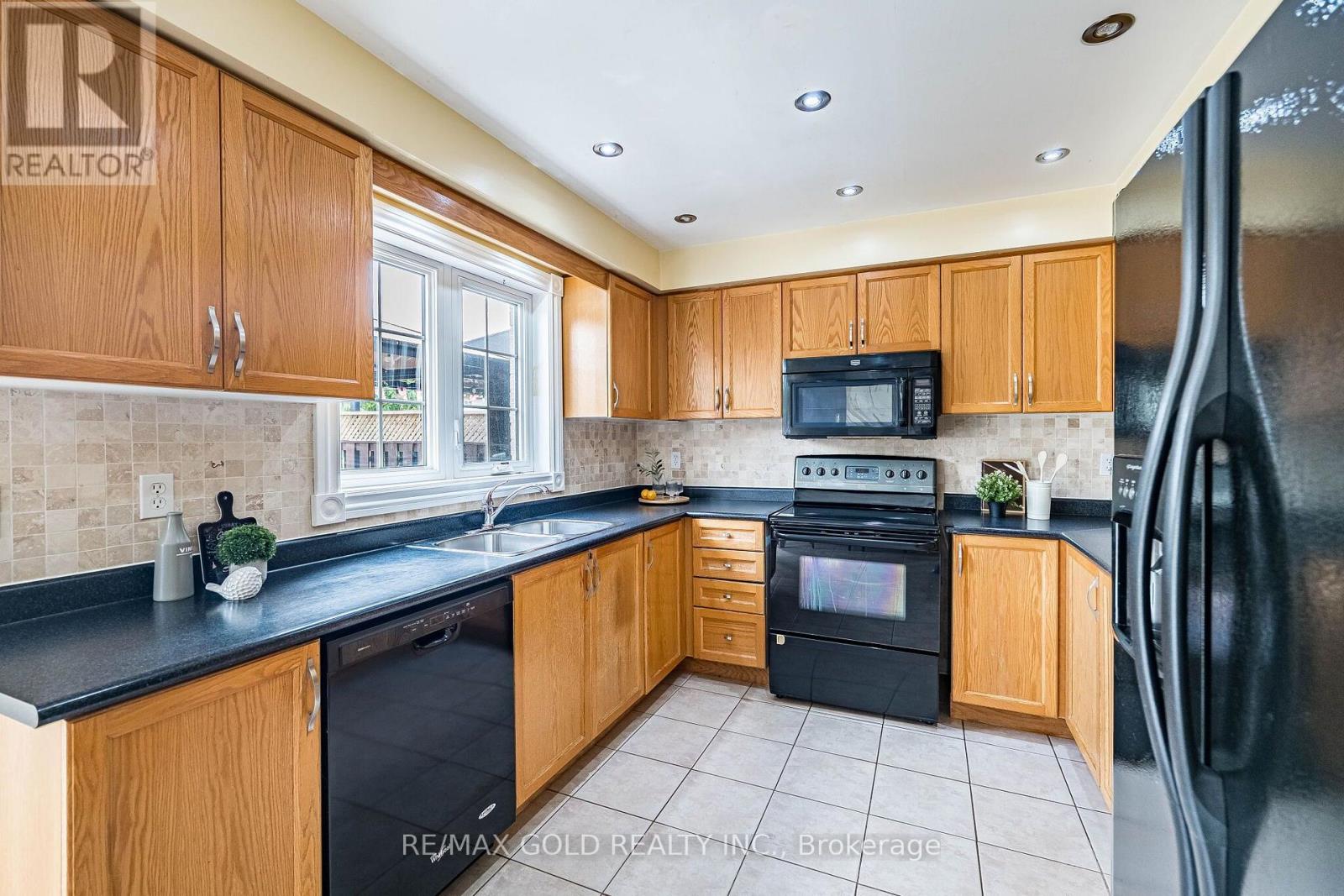 48 Redfinch Way, Brampton, Ontario  L7A 2B2 - Photo 12 - W13679112