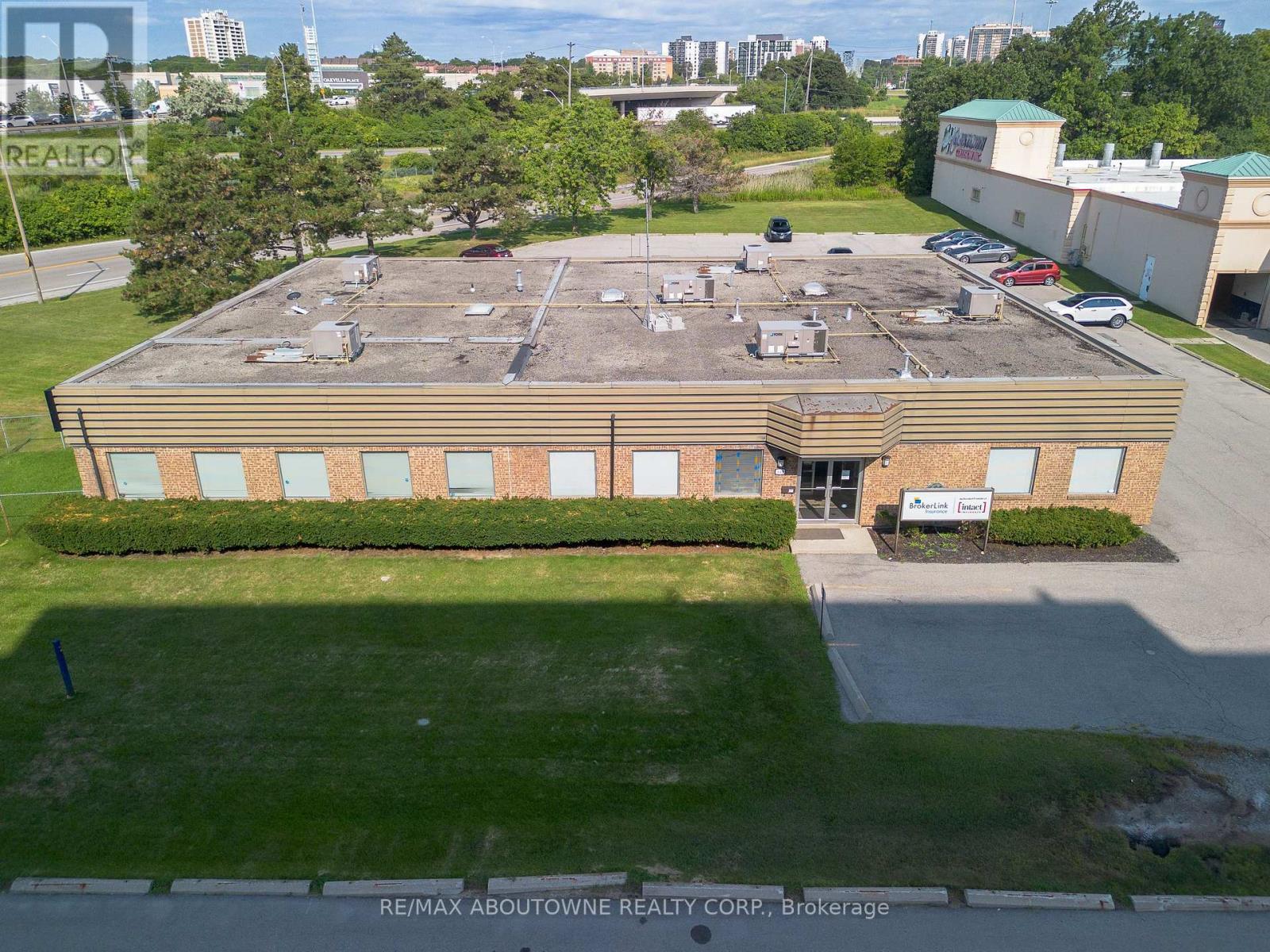 349 Davis Road, Oakville, Ontario  L6J 2X2 - Photo 8 - W13658172
