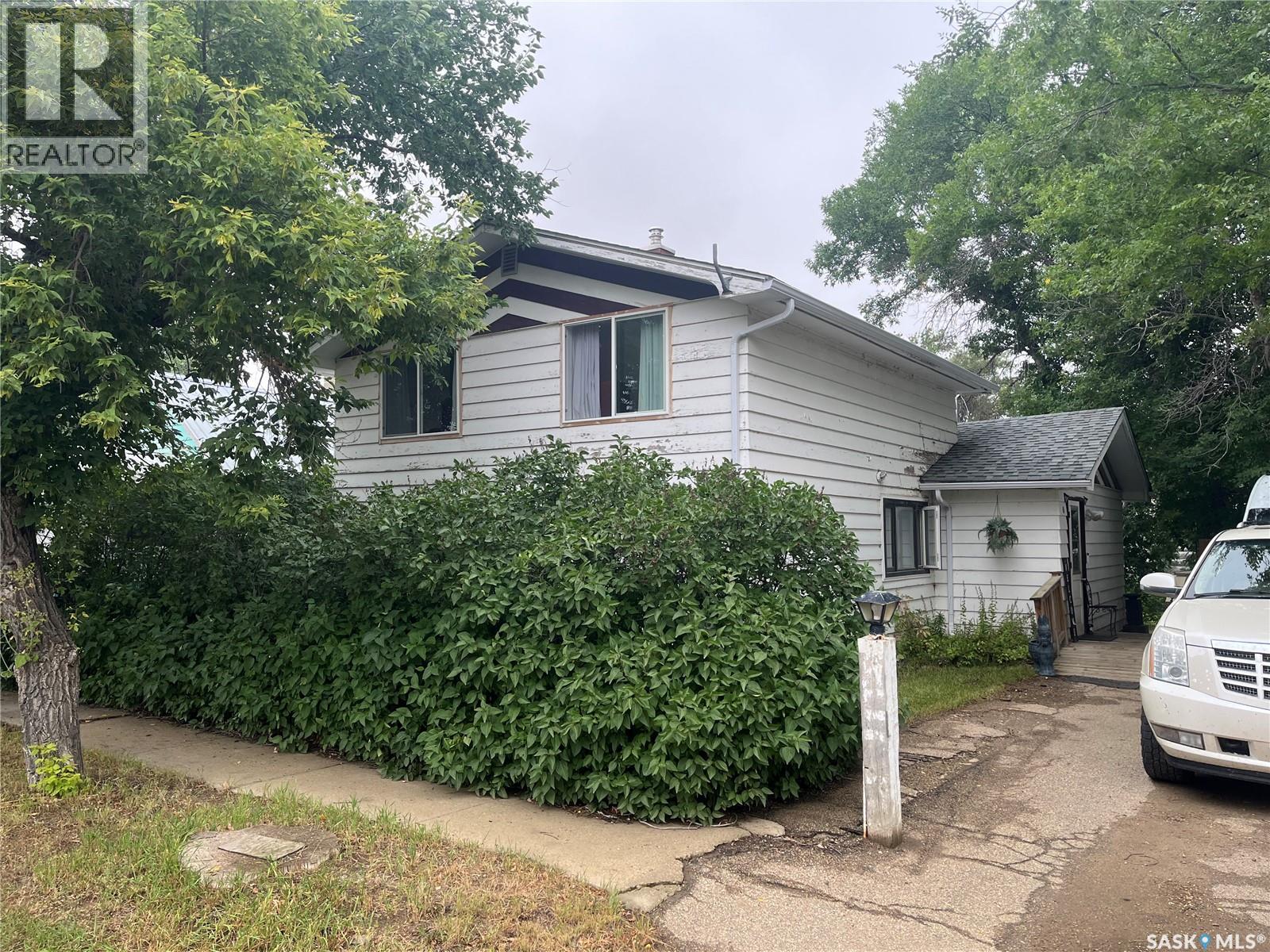 164 4th Street W, Mankota, Saskatchewan  S0H 2W0 - Photo 1 - SK045685