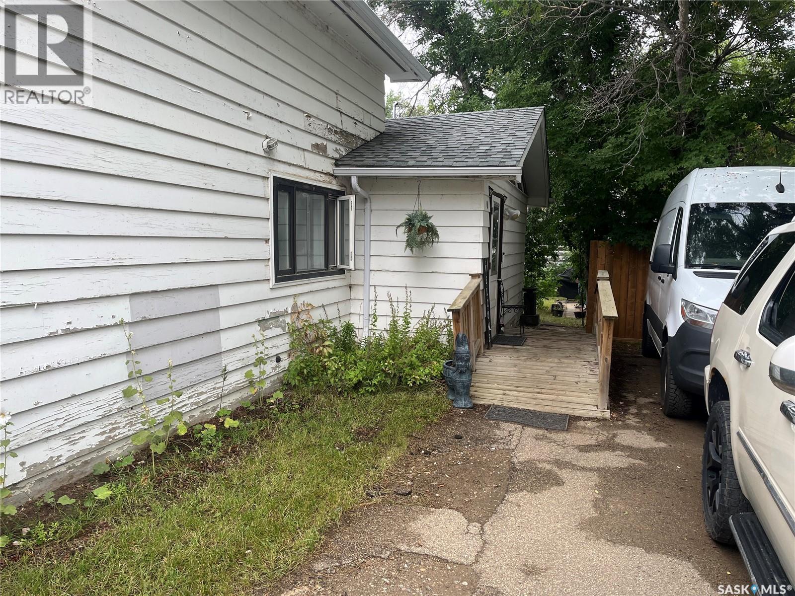 164 4th Street W, Mankota, Saskatchewan  S0H 2W0 - Photo 2 - SK045685