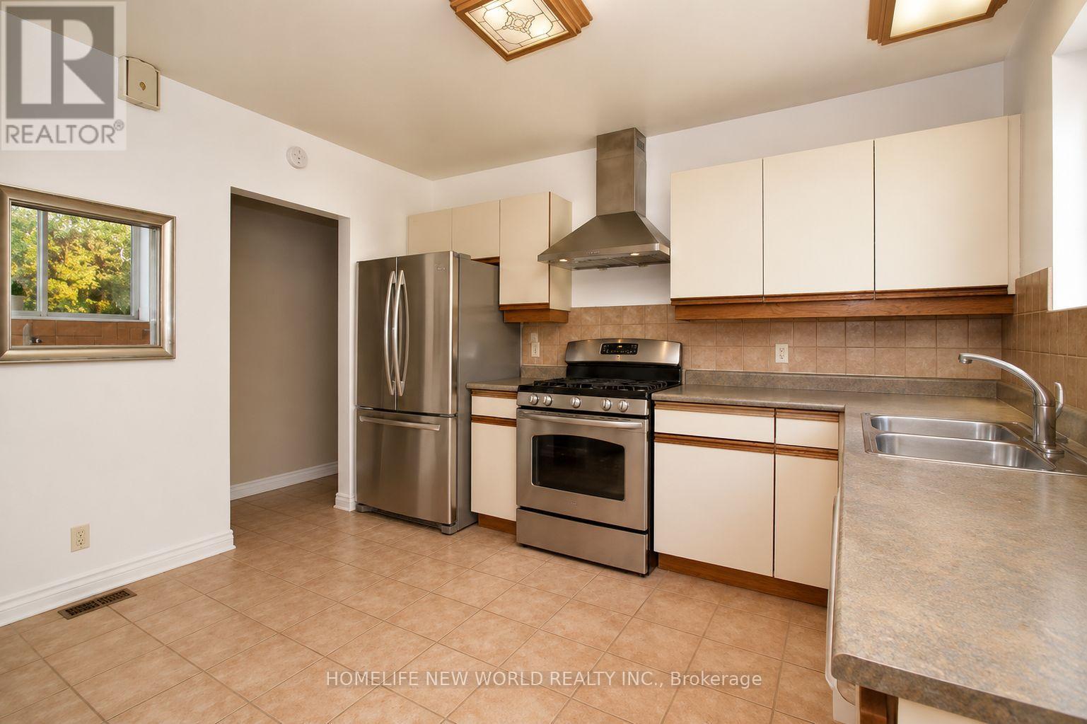 54 Southwell Drive, Toronto, Ontario  M3B 2N9 - Photo 4 - C13679156