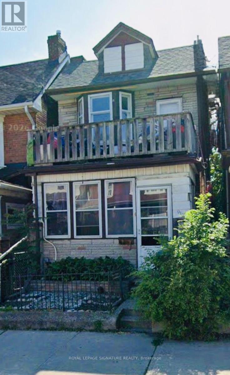 <div class="slider-price">$1,148,888</div><p>916 Woodbine Avenue, Toronto, Ontario</p>