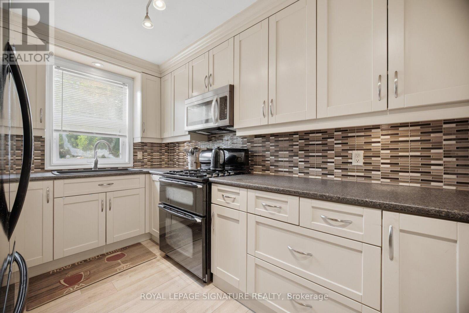 10 Elmview Court, Toronto, Ontario  M9A 2T8 - Photo 15 - W13679174