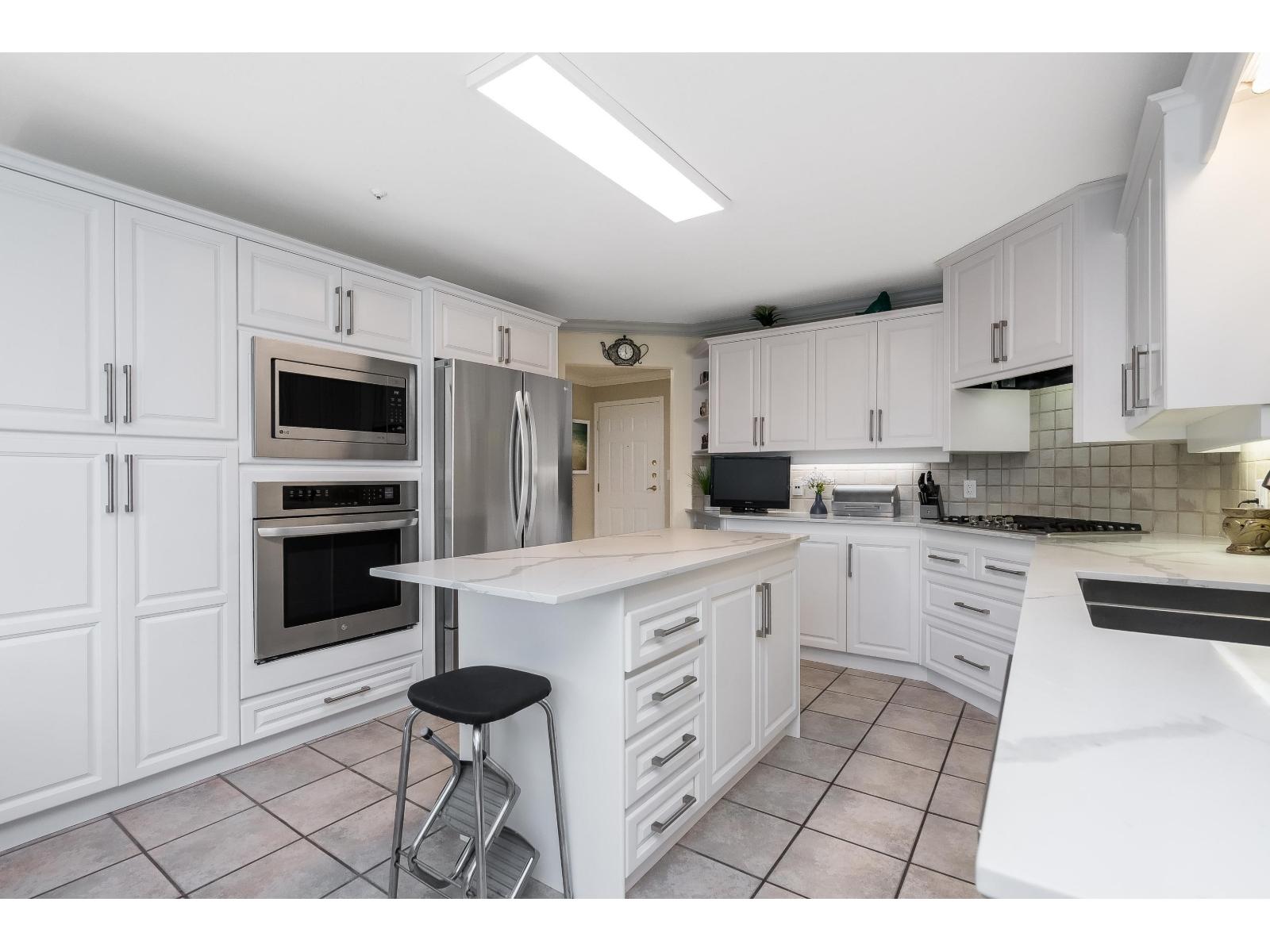 201 14934 Thrift Avenue, White Rock, British Columbia  V4B 2J9 - Photo 1 - R3155944