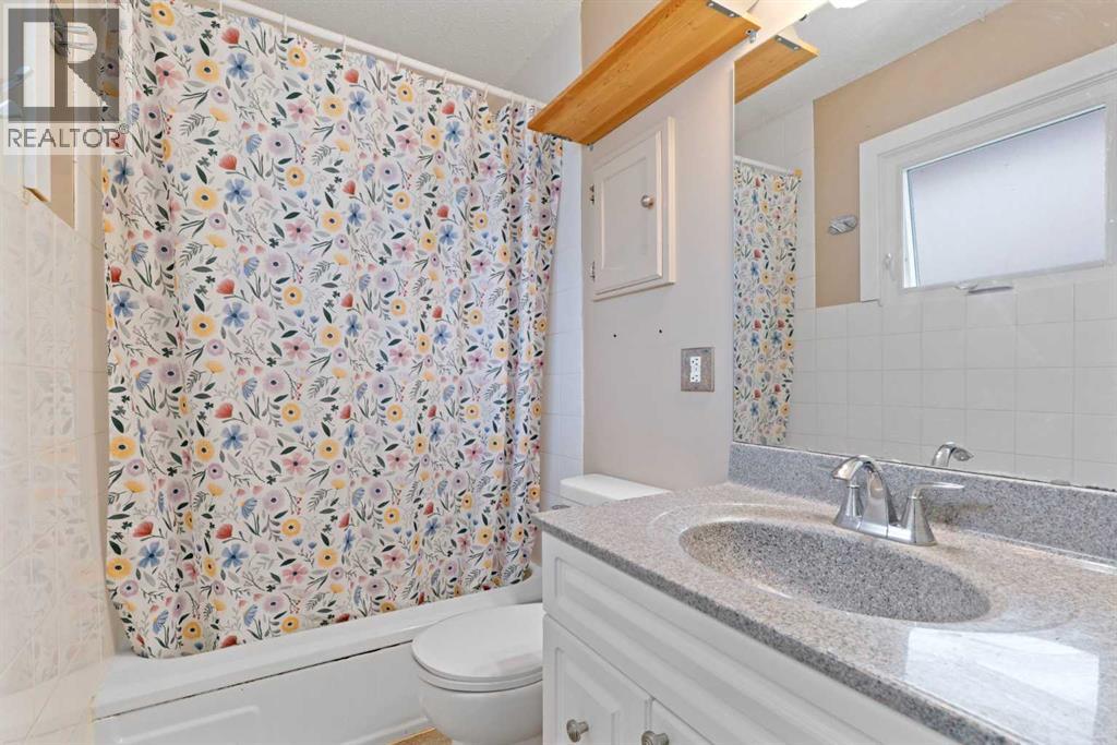 195 Lake Wapta Rise Se, Calgary, Alberta  T2J 2N4 - Photo 21 - A2336093