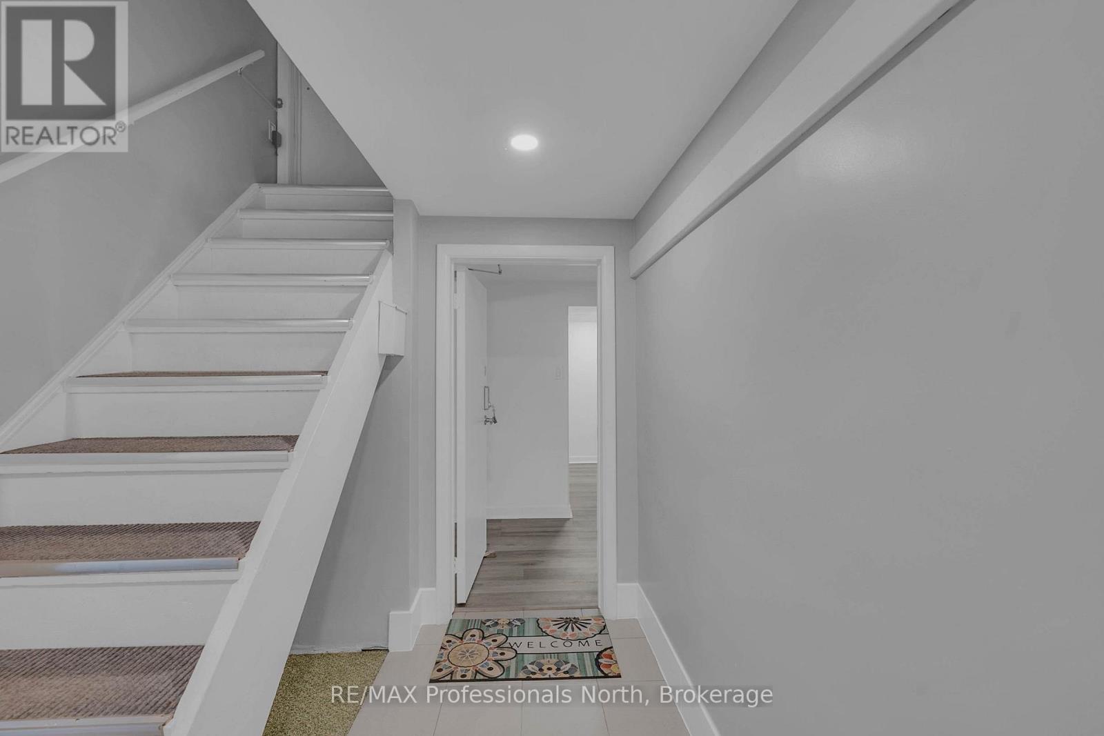 63 The Queensway N, Georgina, Ontario  L4P 0L2 - Photo 30 - N13677976