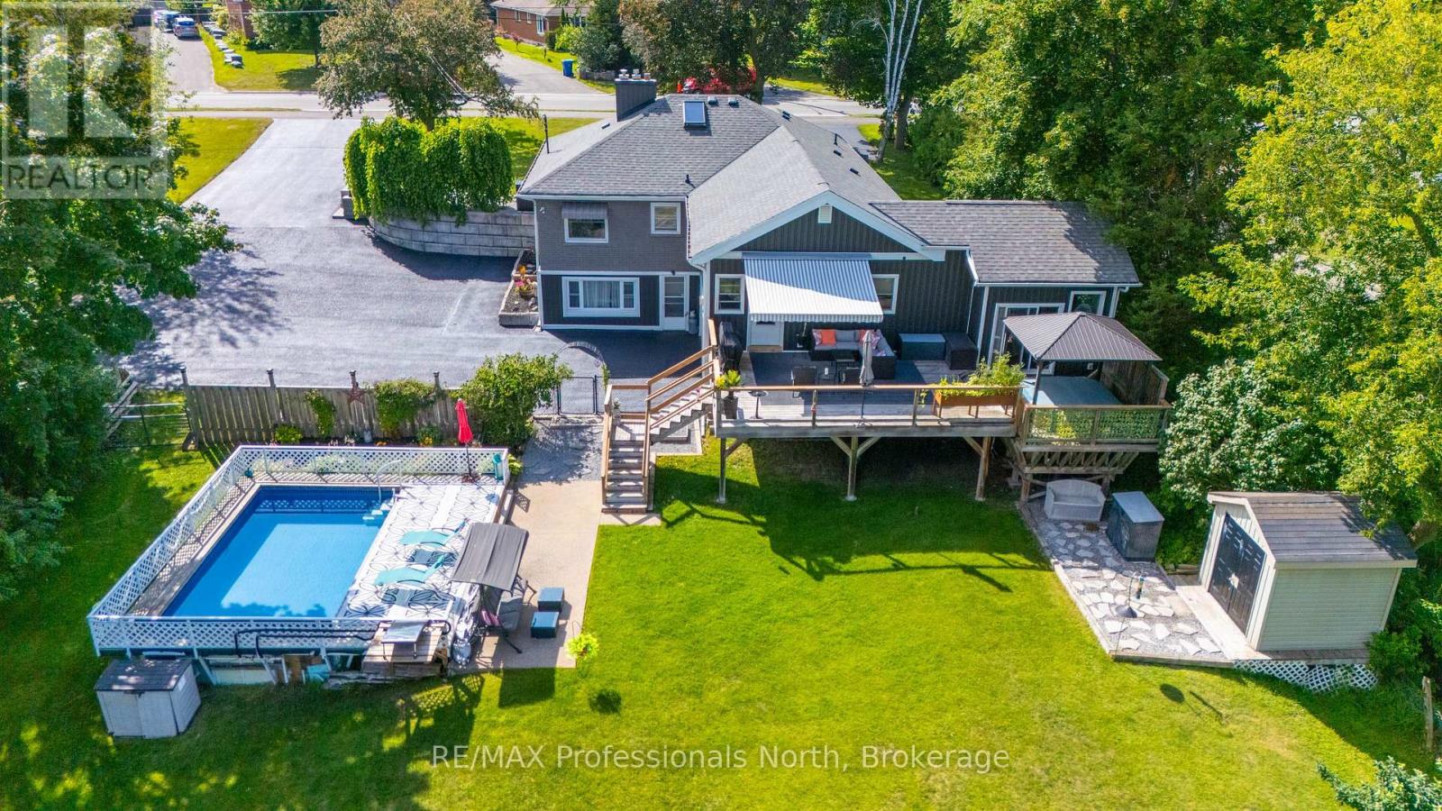 63 The Queensway N, Georgina, Ontario  L4P 0L2 - Photo 4 - N13677976