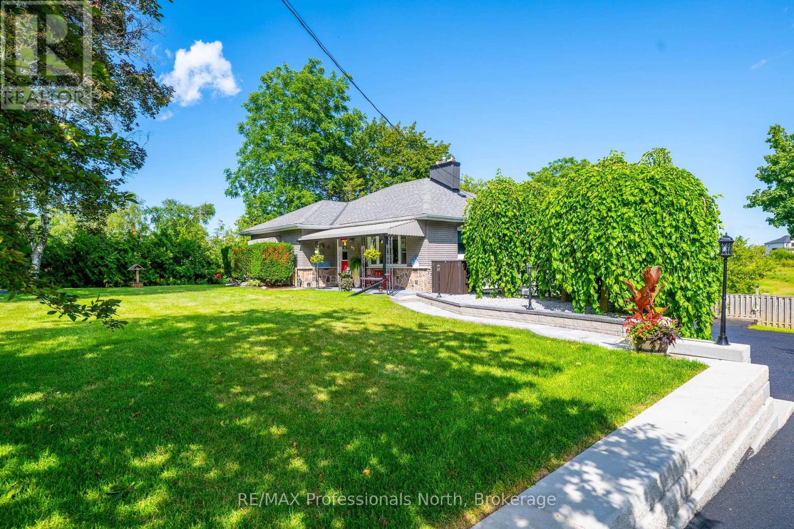 63 The Queensway N, Georgina, Ontario  L4P 0L2 - Photo 5 - N13677976