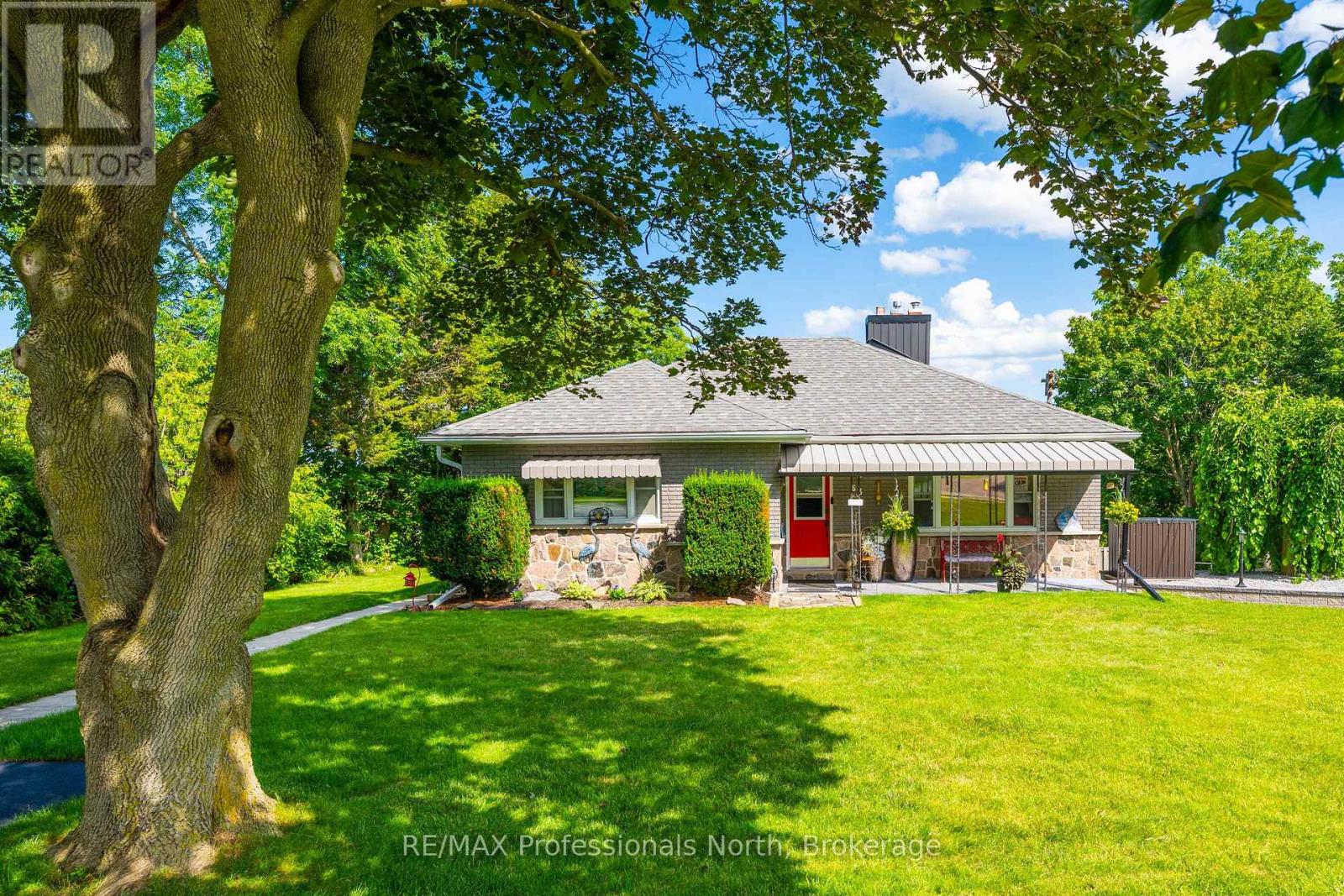 63 The Queensway N, Georgina, Ontario  L4P 0L2 - Photo 6 - N13677976