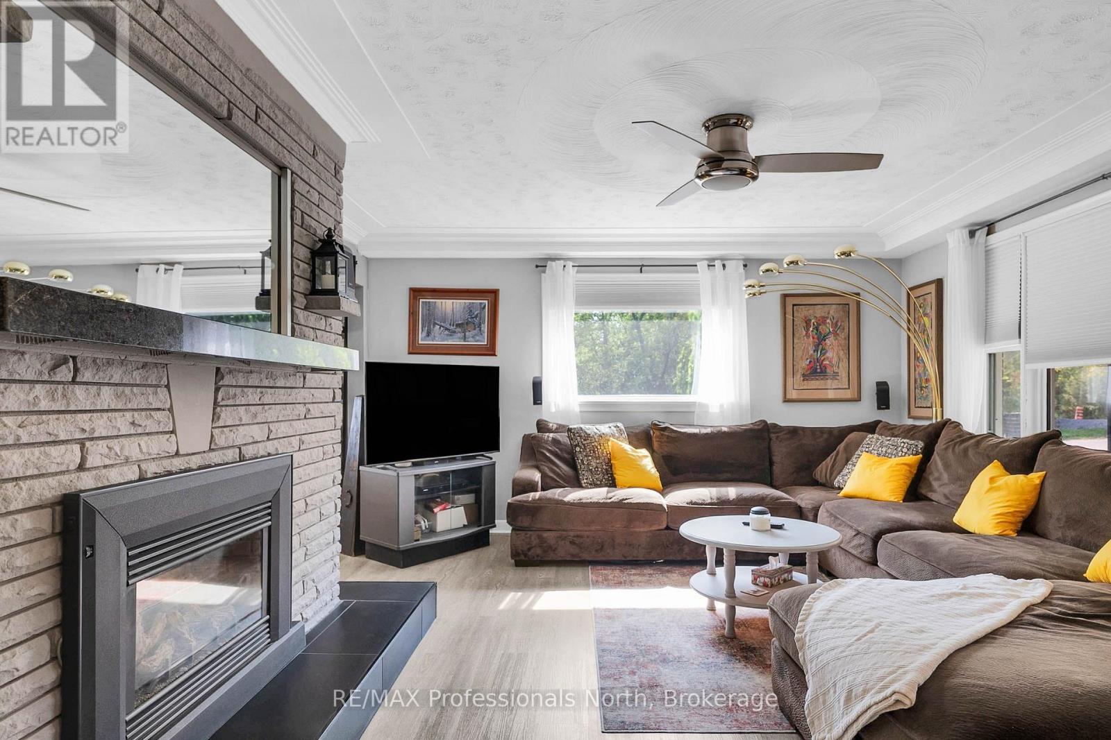 63 The Queensway N, Georgina, Ontario  L4P 0L2 - Photo 9 - N13677976