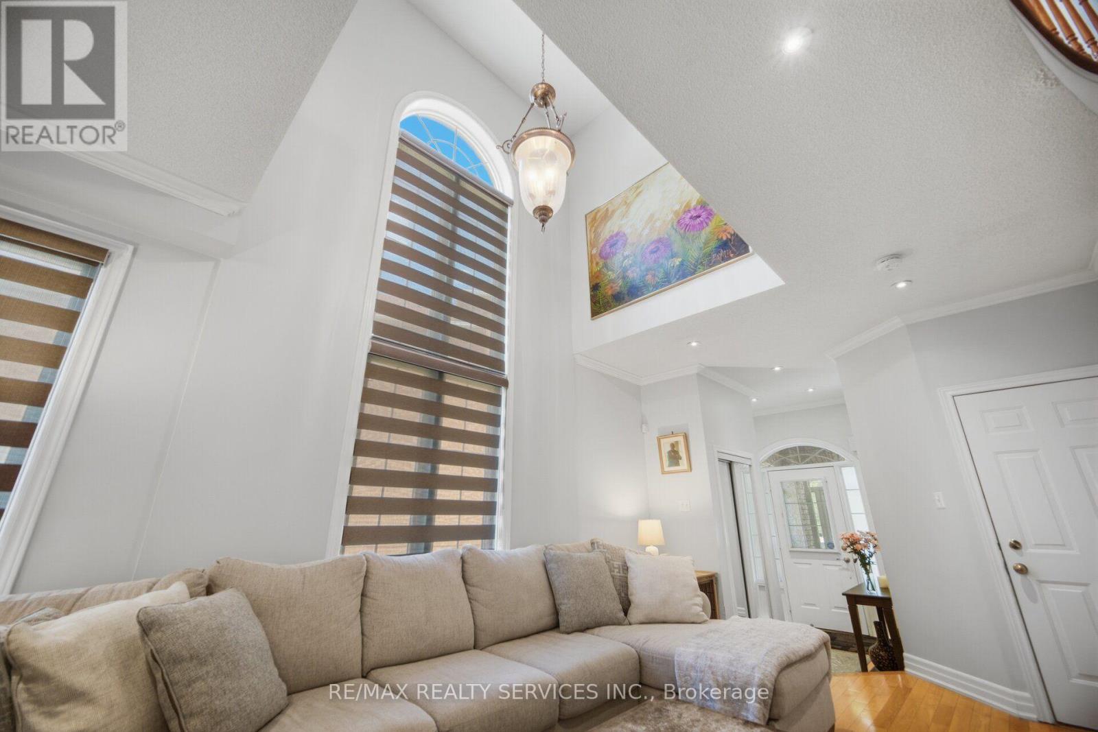 32 Deepcoral Court, Brampton, Ontario  L6V 4P7 - Photo 9 - W13679200
