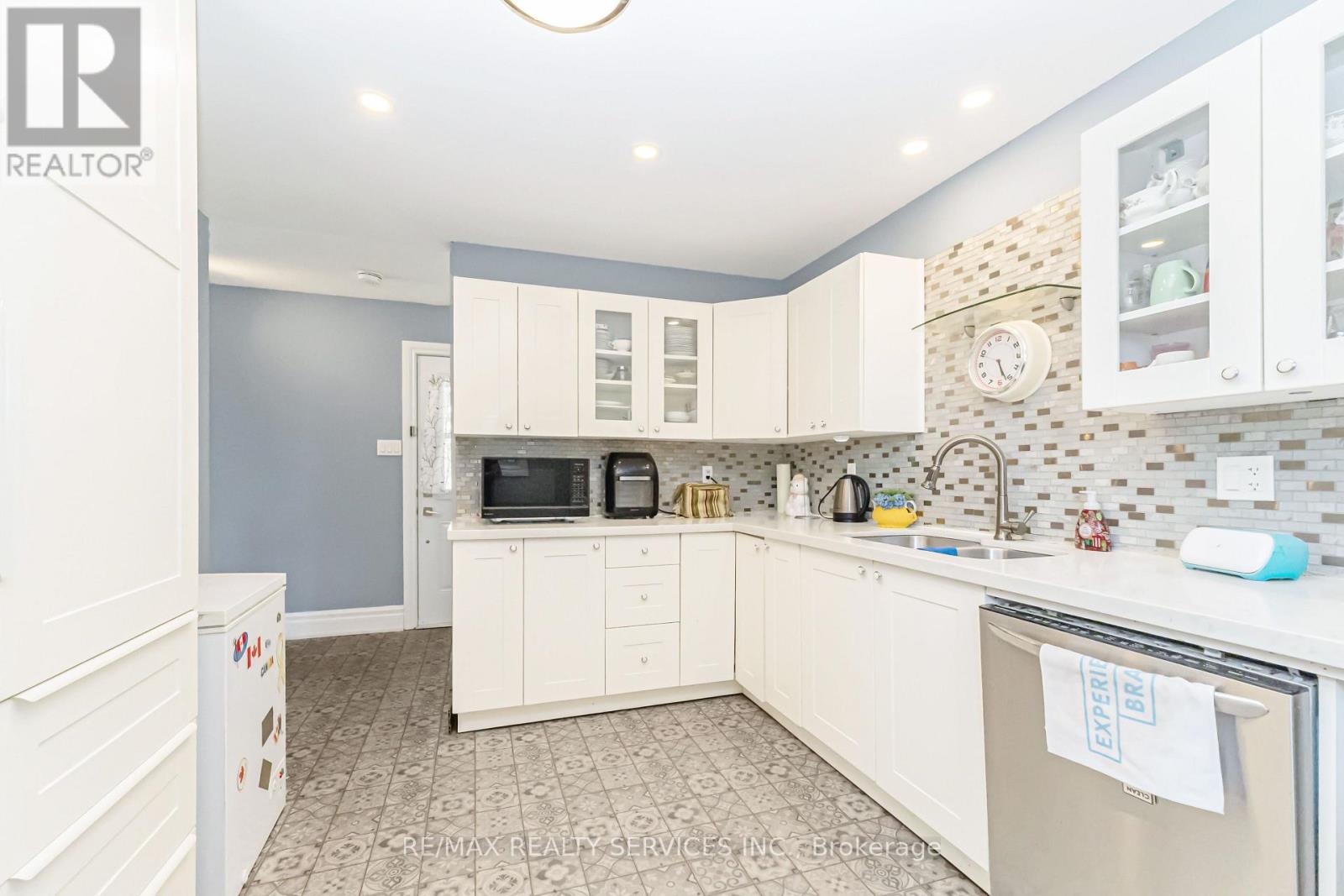 47 Huntingwood Crescent, Brampton, Ontario  L6S 1S5 - Photo 6 - W13679216