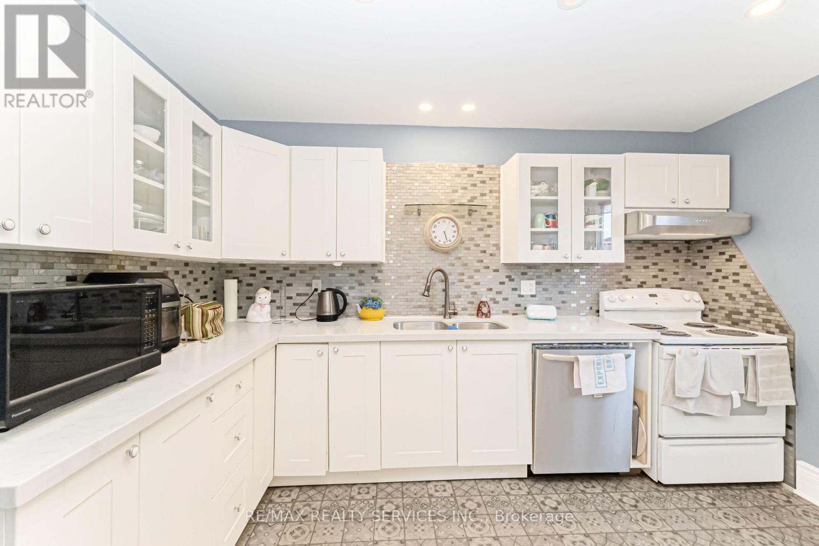 47 Huntingwood Crescent, Brampton, Ontario  L6S 1S5 - Photo 8 - W13679216