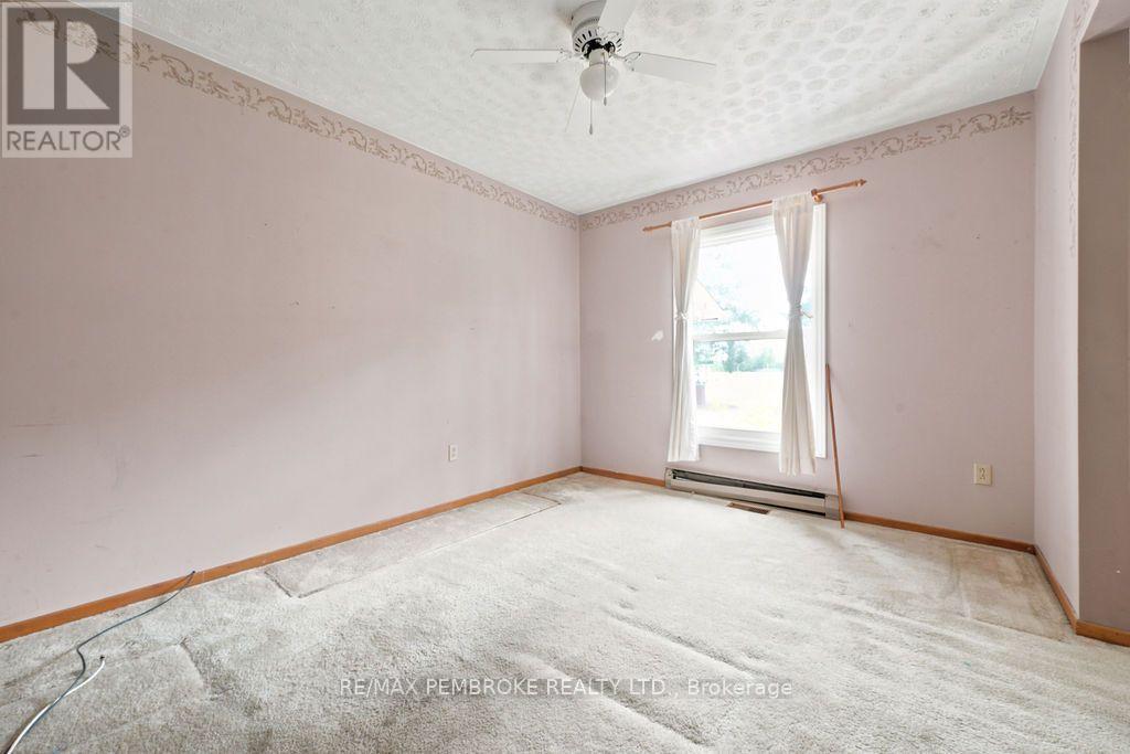 20 Meadowbrook Drive, Laurentian Valley, Ontario K8A 7C3 - Photo 3 - X13679278