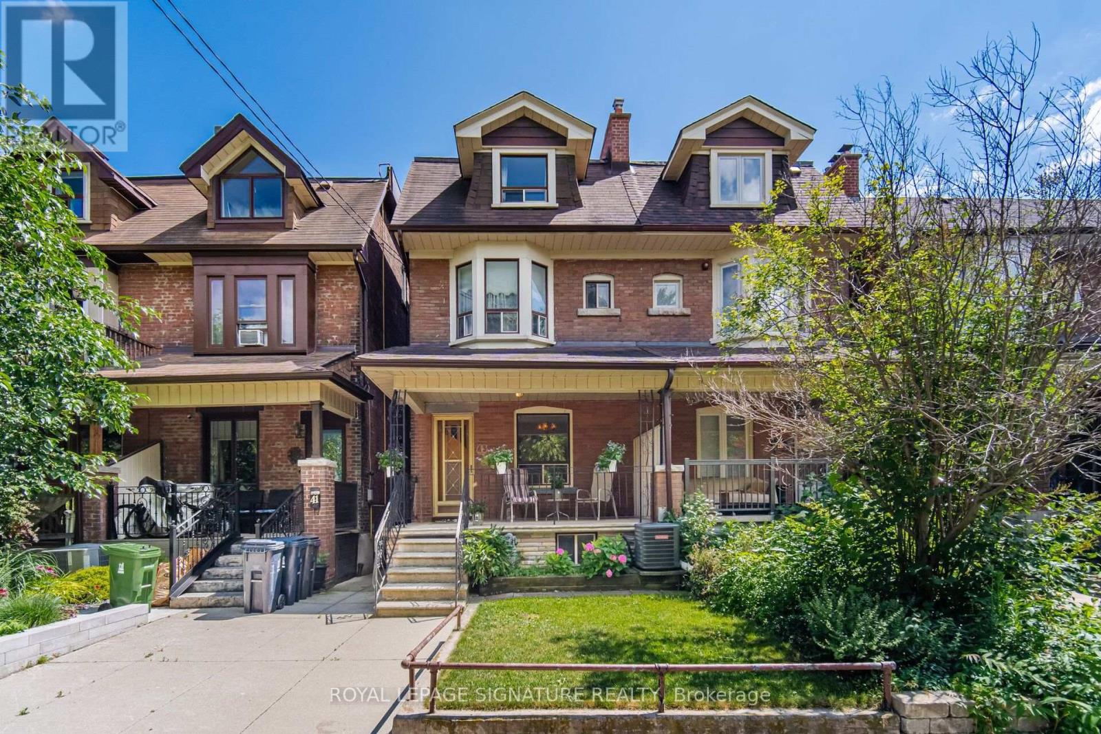 <div class="slider-price">$1,385,000</div><p>43 Marchmount Road, Toronto, Ontario</p>