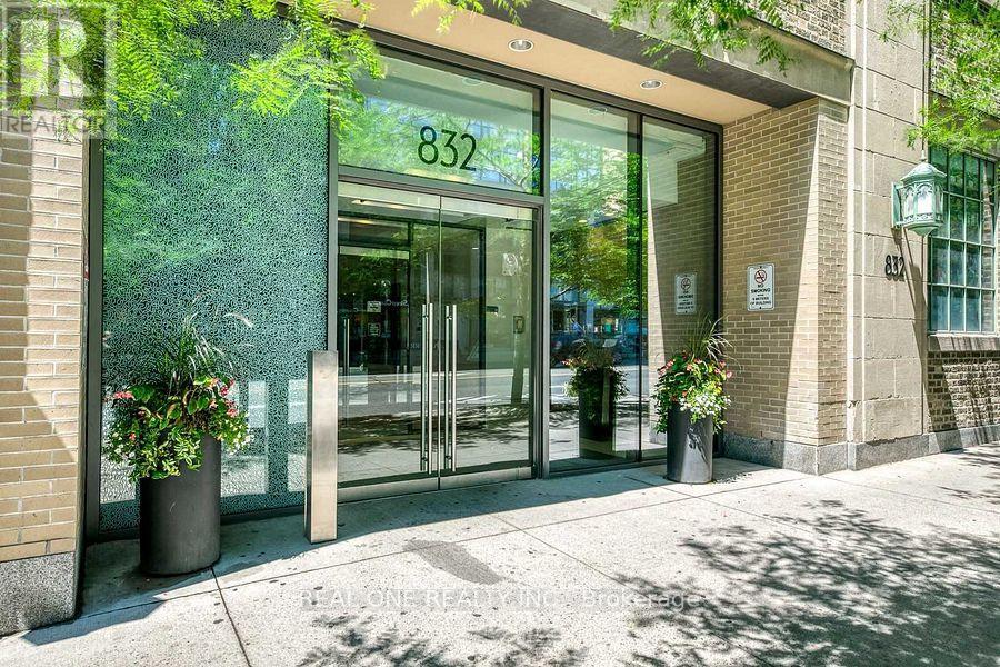 3703 - 832 Bay Street, Toronto, Ontario  M5S 1Z6 - Photo 2 - C13679282