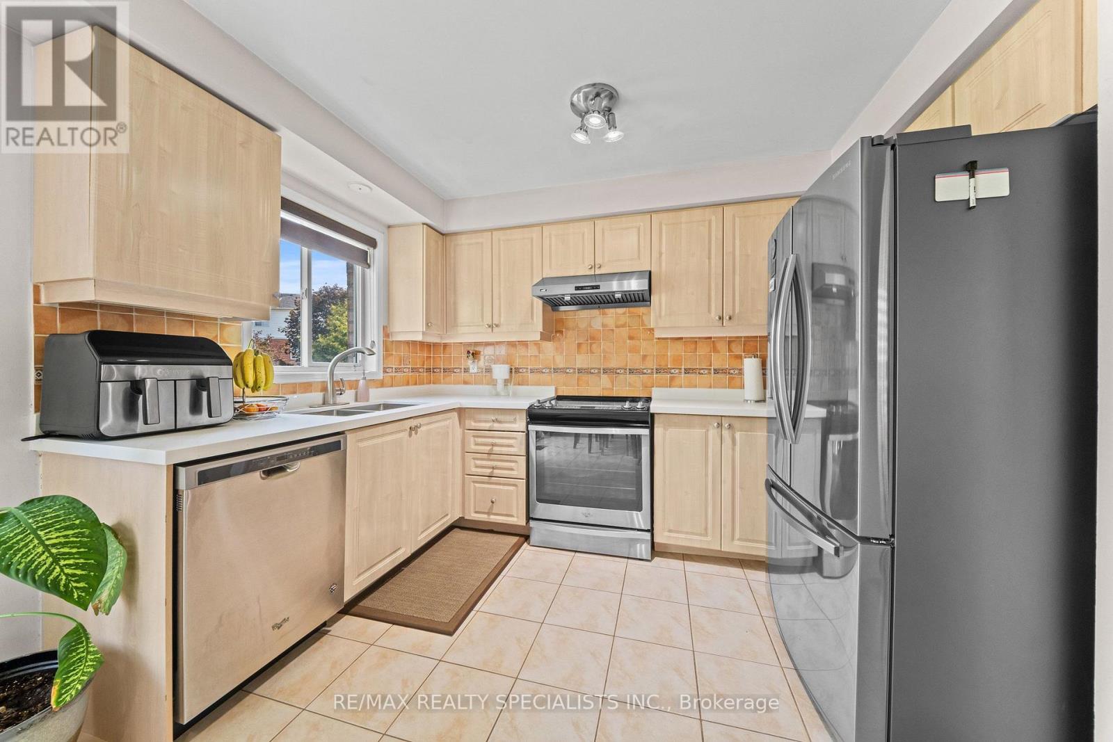 65 Ozner Court, Brampton, Ontario  L6X 4Y9 - Photo 10 - W13679296