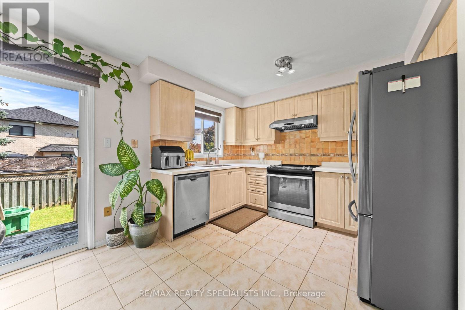 65 Ozner Court, Brampton, Ontario  L6X 4Y9 - Photo 11 - W13679296