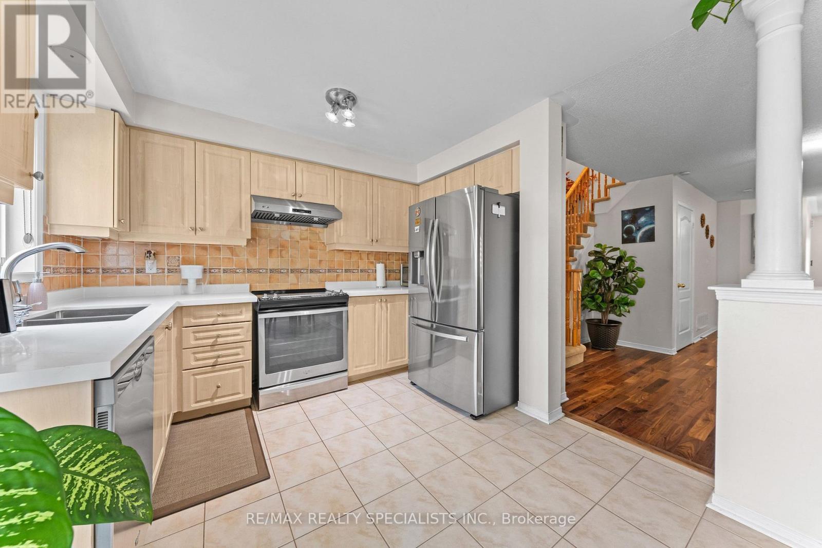 65 Ozner Court, Brampton, Ontario  L6X 4Y9 - Photo 9 - W13679296