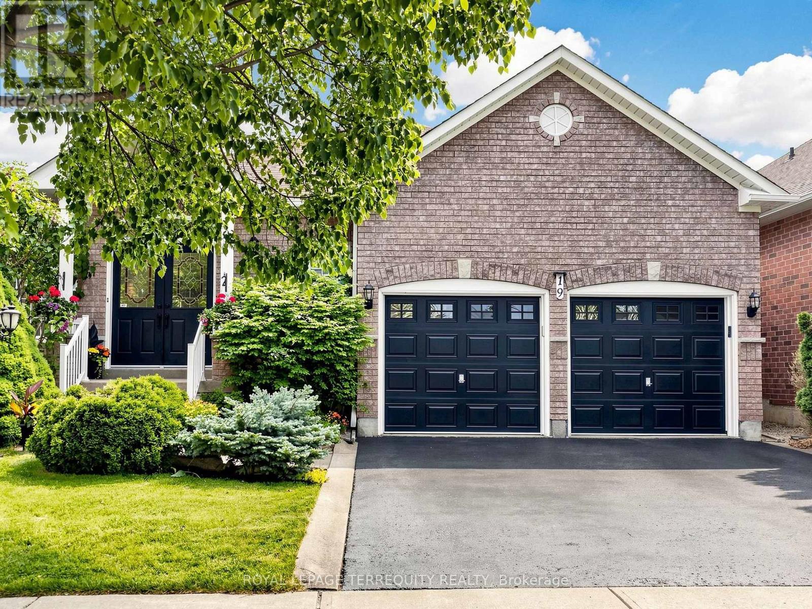 19 Johnson Crescent, Halton Hills, Ontario  L7G 6C9 - Photo 4 - W13656630