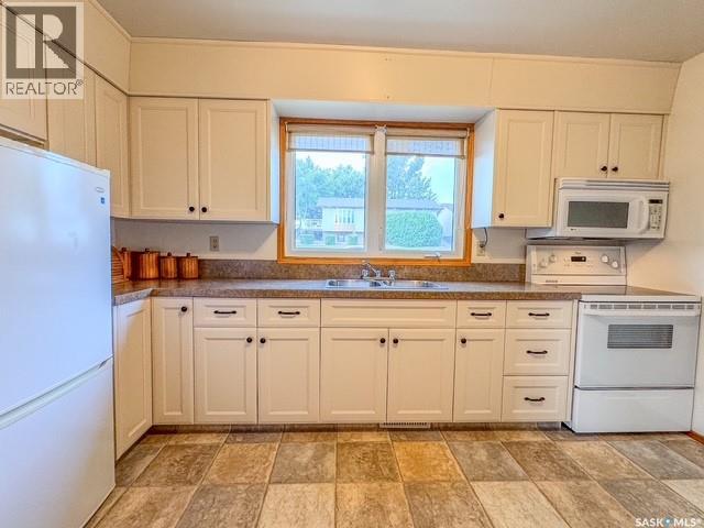 385 Aspen Drive, Swift Current, Saskatchewan  S9H 3Z8 - Photo 4 - SK045715
