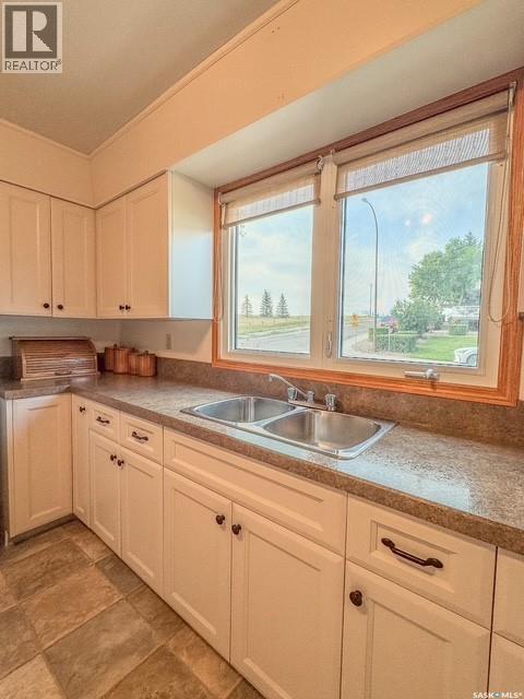 385 Aspen Drive, Swift Current, Saskatchewan  S9H 3Z8 - Photo 5 - SK045715