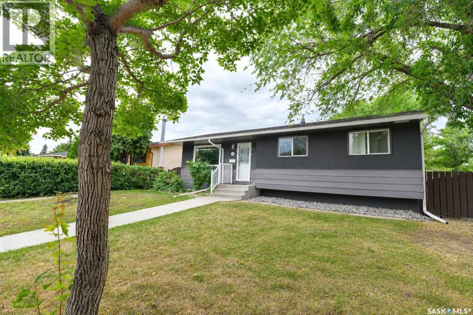 2638 Eastview, Saskatoon, Saskatchewan  S7J 3G8 - Photo 2 - SK045707