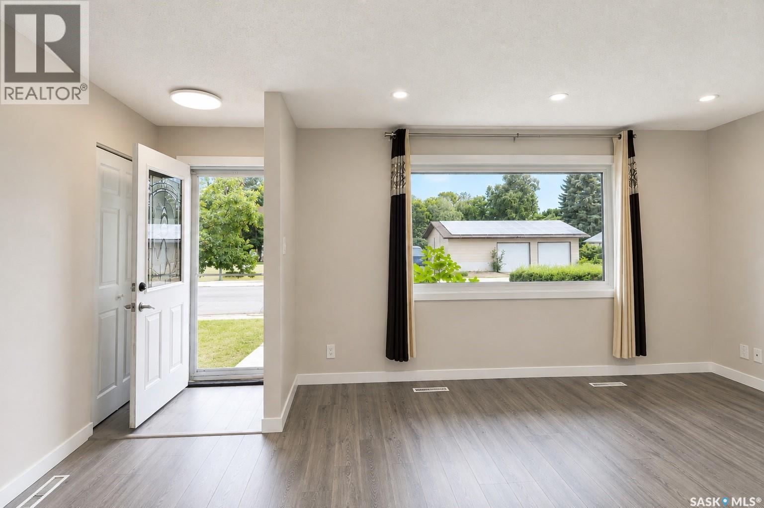 2638 Eastview, Saskatoon, Saskatchewan  S7J 3G8 - Photo 6 - SK045707