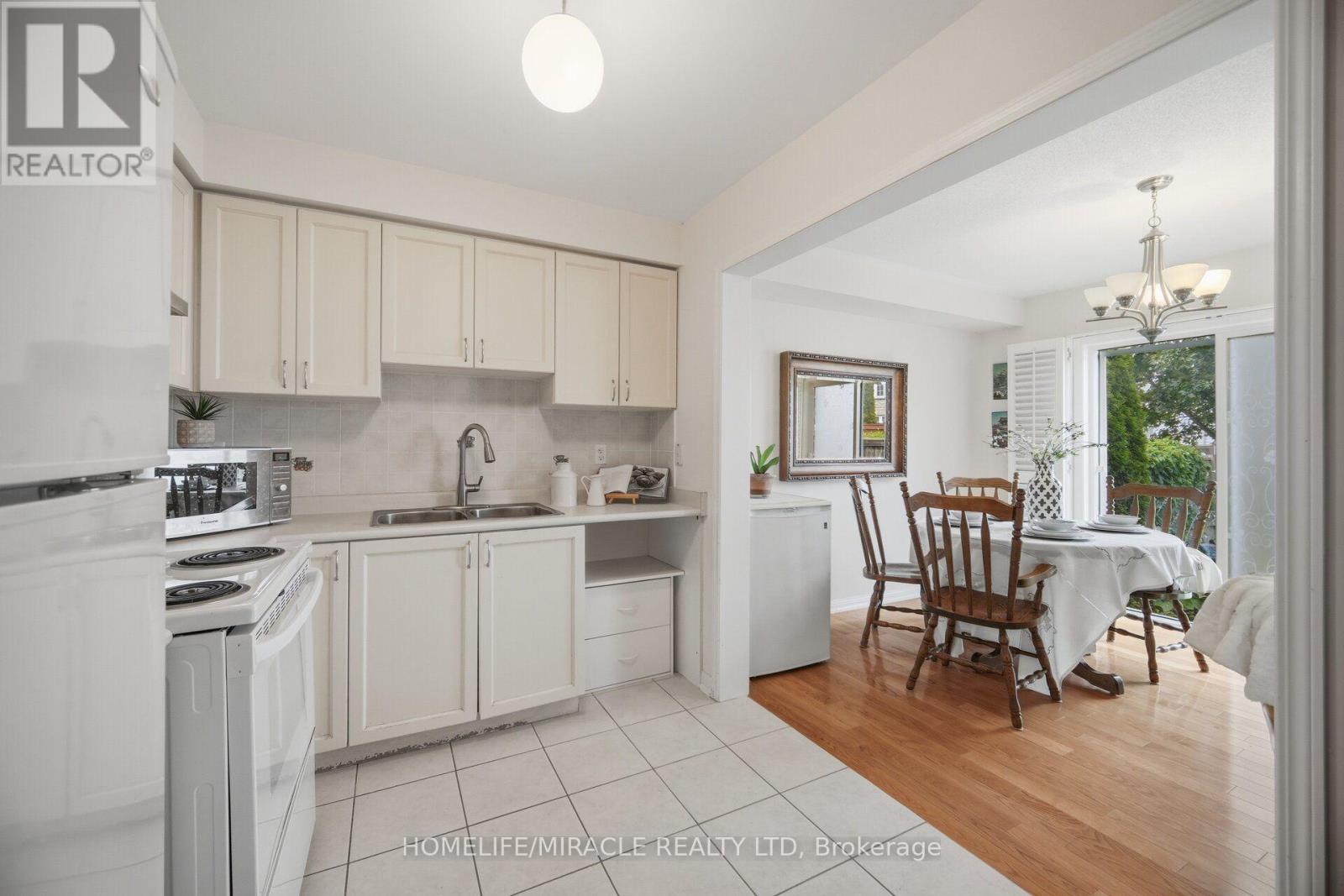 6 Barkdale Way, Whitby, Ontario L1N 0E9 - Photo 8 - E13679374