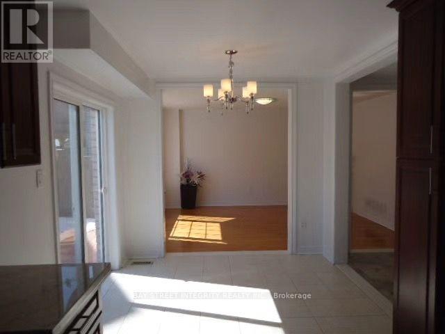 198 Dean Burton Lane, Newmarket, Ontario  L3X 3C4 - Photo 11 - N13679348
