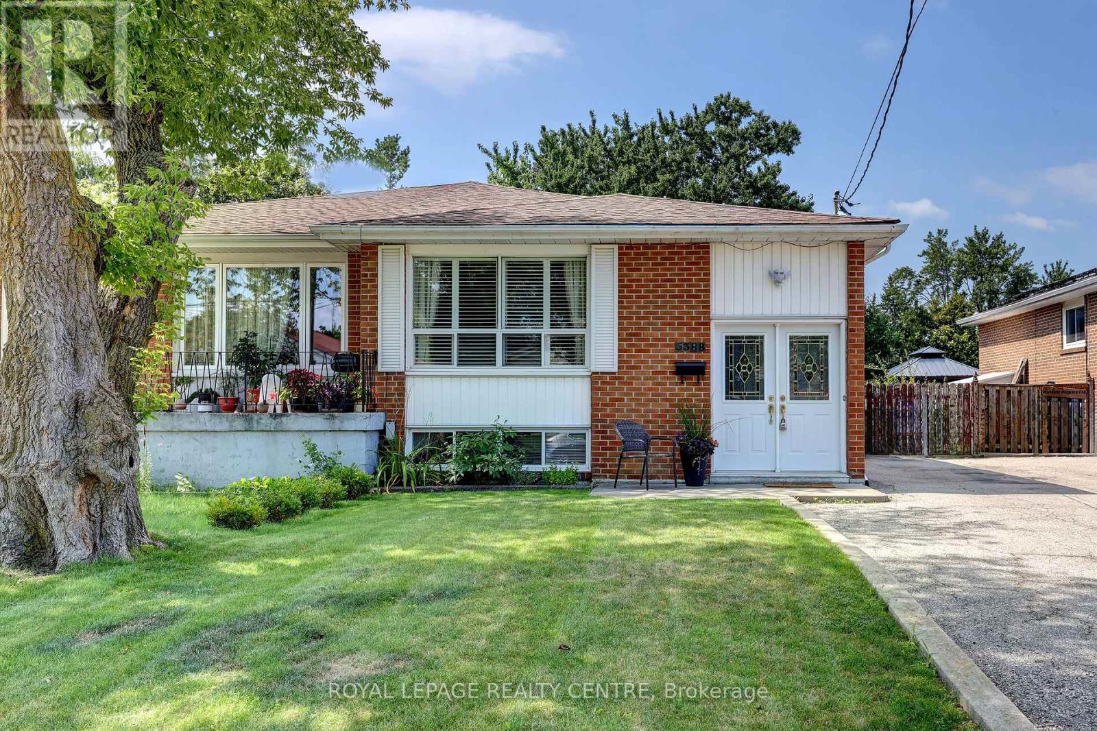 3388 Fellmore Drive, Mississauga, Ontario  L5C 2E2 - Photo 2 - W13679338
