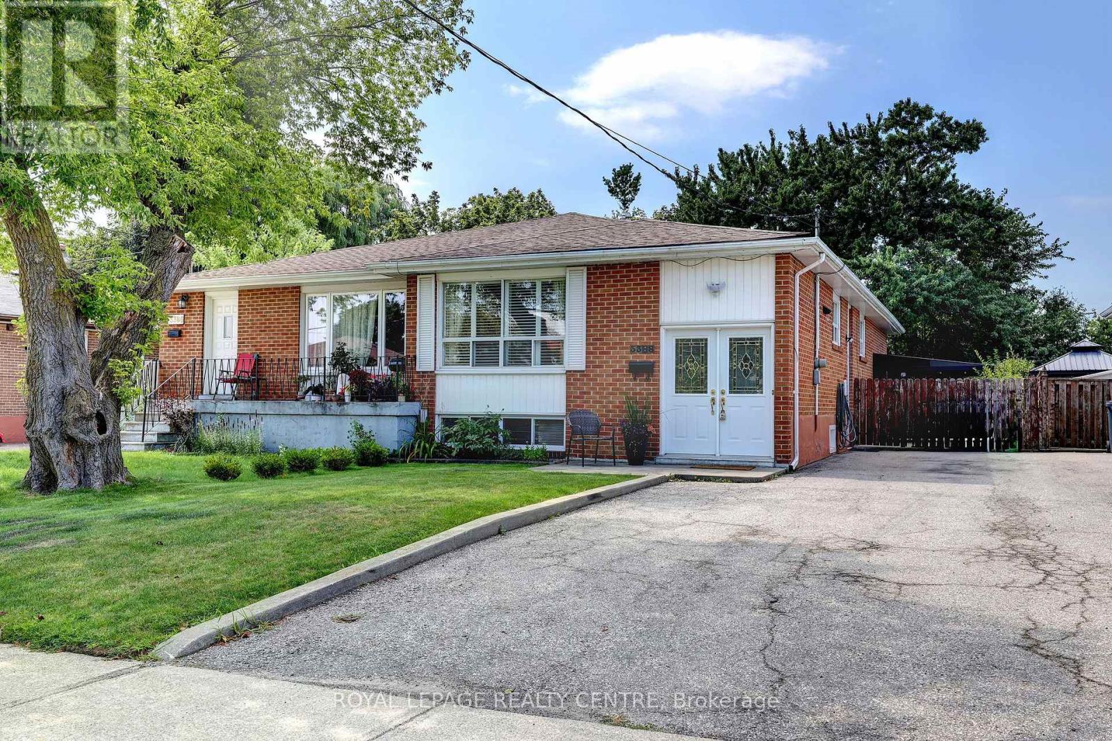 3388 Fellmore Drive, Mississauga, Ontario  L5C 2E2 - Photo 3 - W13679338
