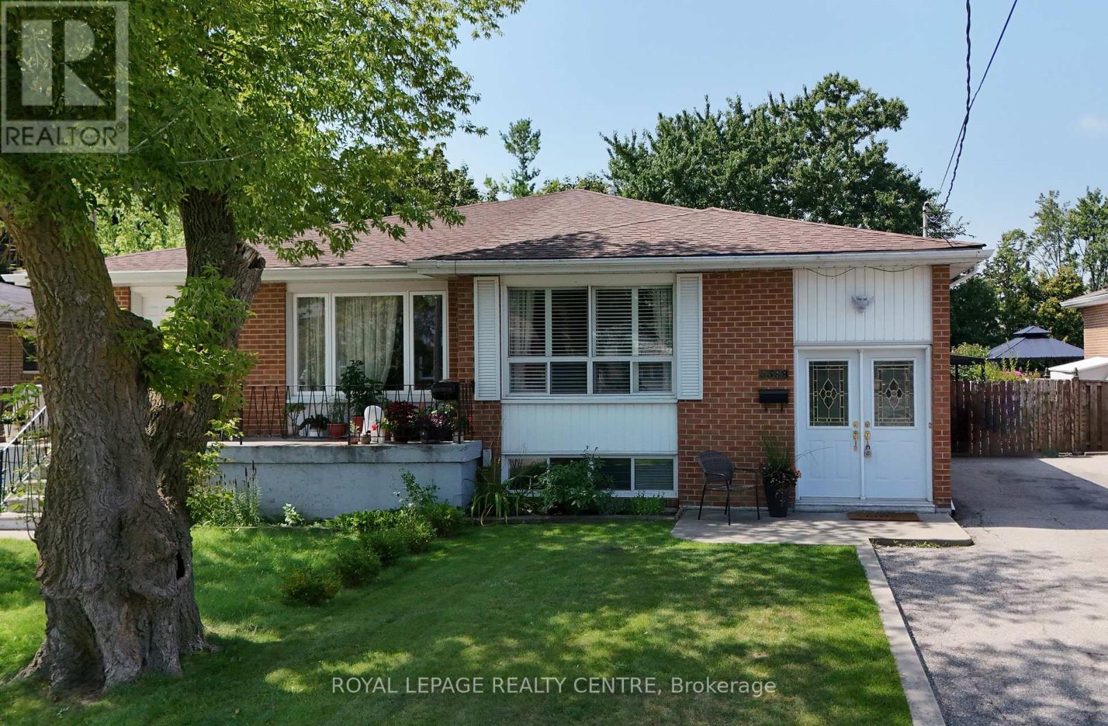 3388 Fellmore Drive, Mississauga, Ontario  L5C 2E2 - Photo 4 - W13679338