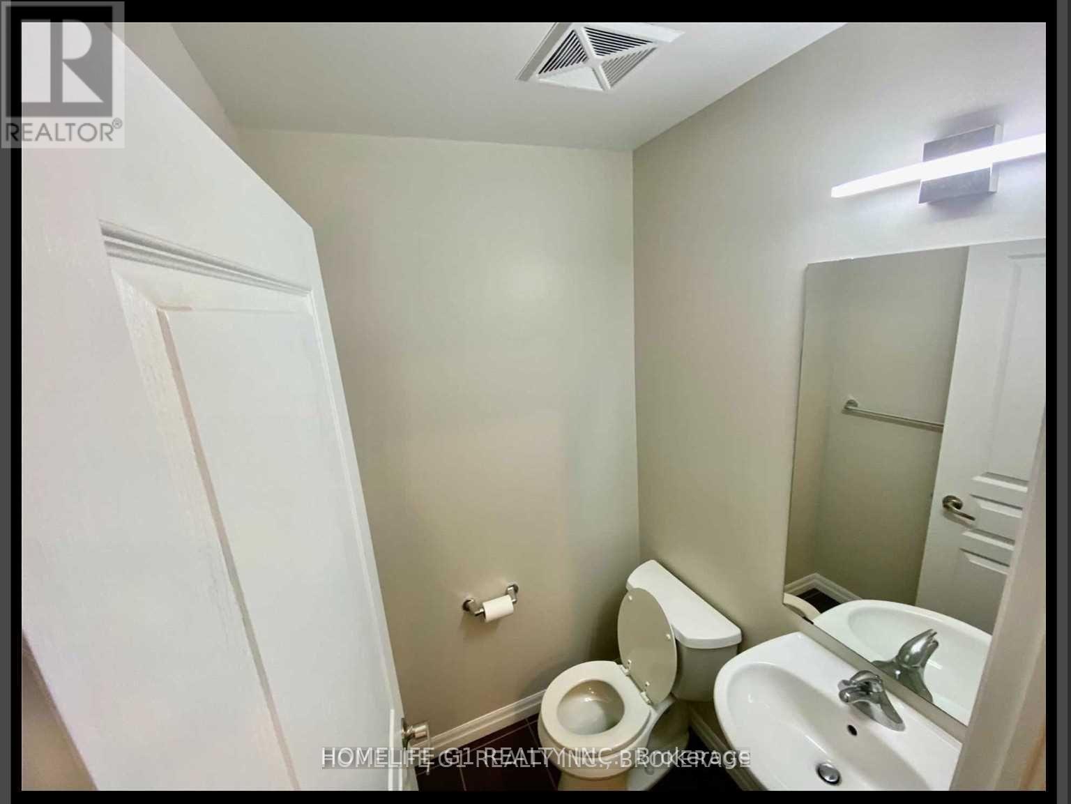 223 Webb Drive, Mississauga, Ontario  L5B 0E8 - Photo 4 - W13679384