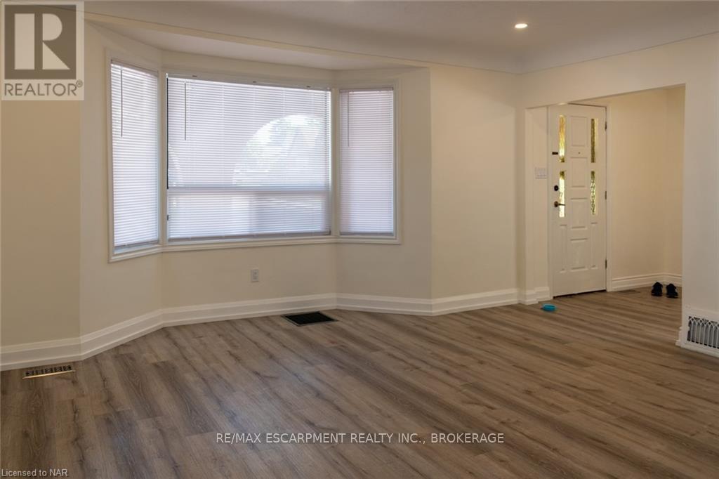 Upper - 359 Queensdale Avenue E, Hamilton, Ontario  L9A 1L5 - Photo 4 - X13679456