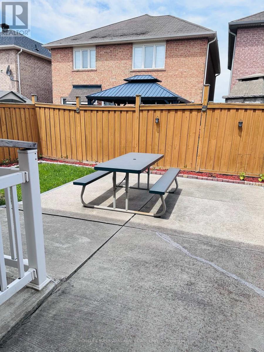 122 Hollingsworth Circle, Brampton, Ontario  L7A 0J5 - Photo 9 - W13679466