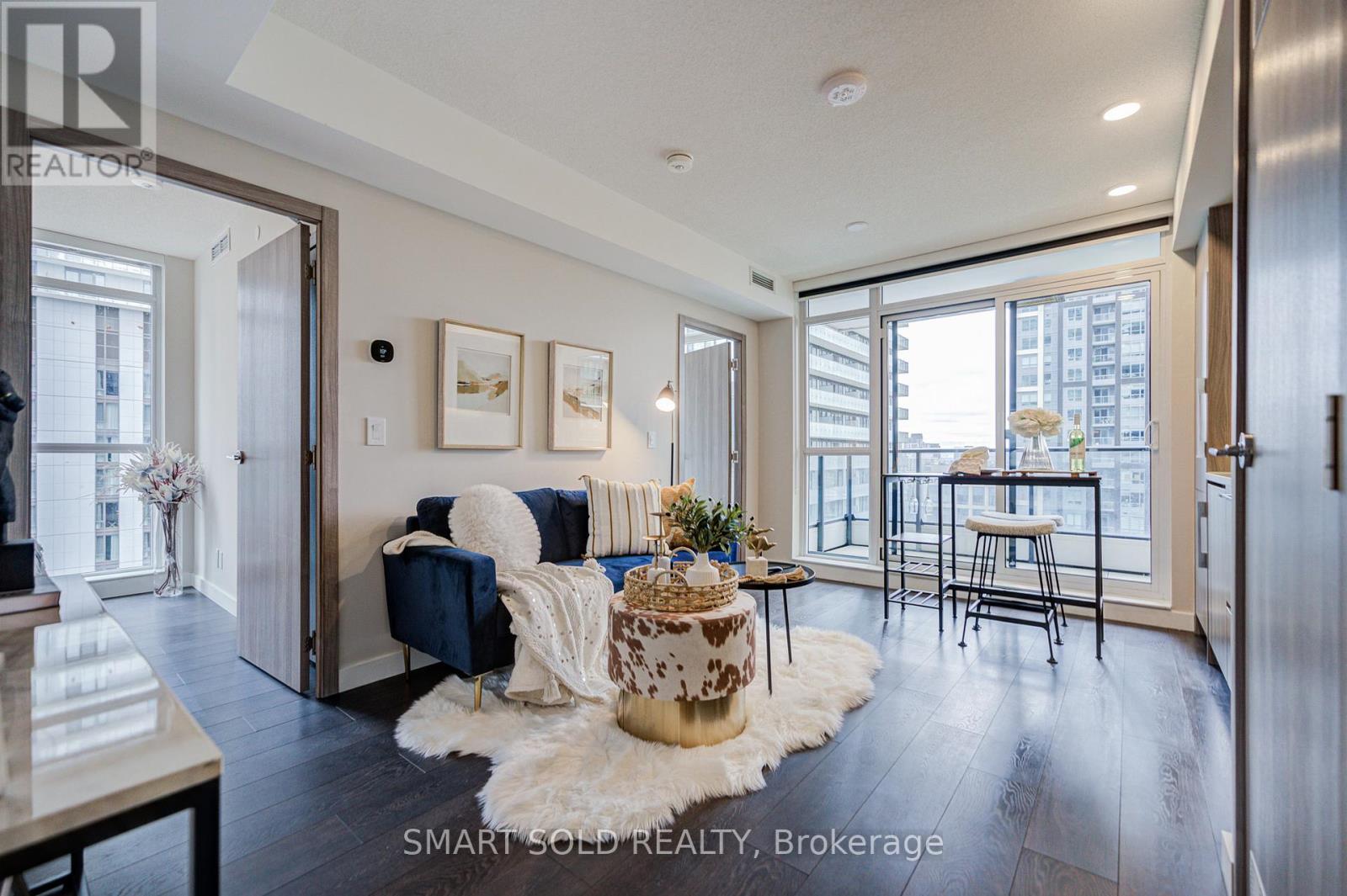 <div class="slider-price">$638,000</div><p>2507 - 38 Widmer Street, Toronto, Ontario</p>