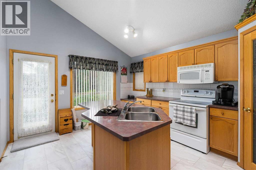 83 Silver Creek Boulevard NW, Airdrie, Alberta  T4B 2P7 - Photo 7 - A2337377