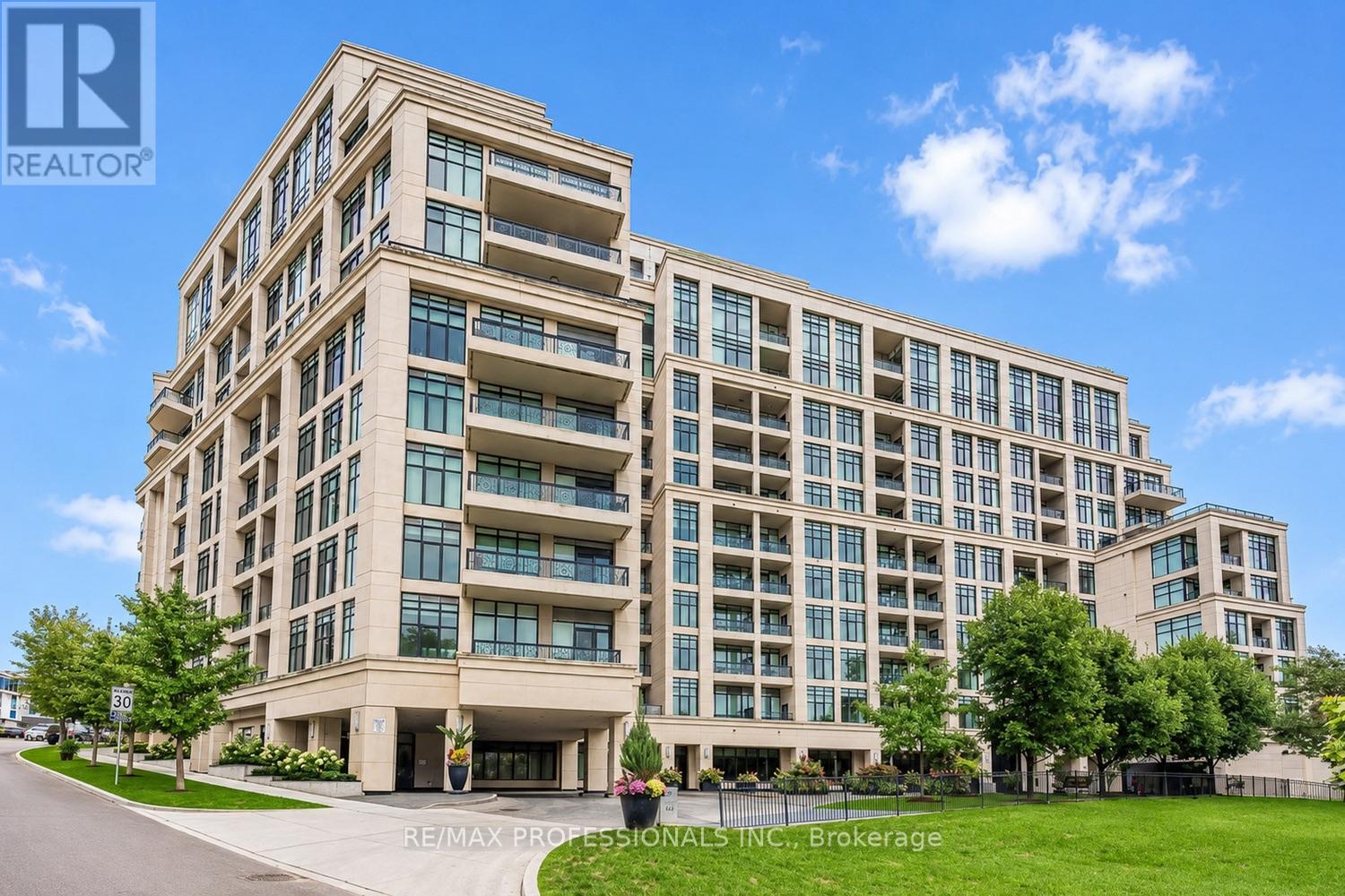 <div class="slider-price">$969,000</div><p>417 - 2 Old Mill Drive, Toronto, Ontario</p>