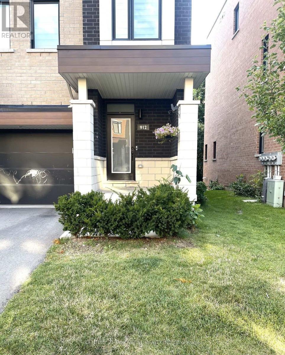 912 Kicking Horse Path, Oshawa, Ontario  L1J 0B4 - Photo 2 - E13679540