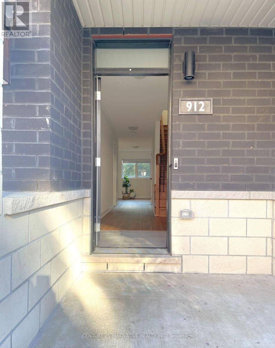 912 Kicking Horse Path, Oshawa, Ontario  L1J 0B4 - Photo 3 - E13679540