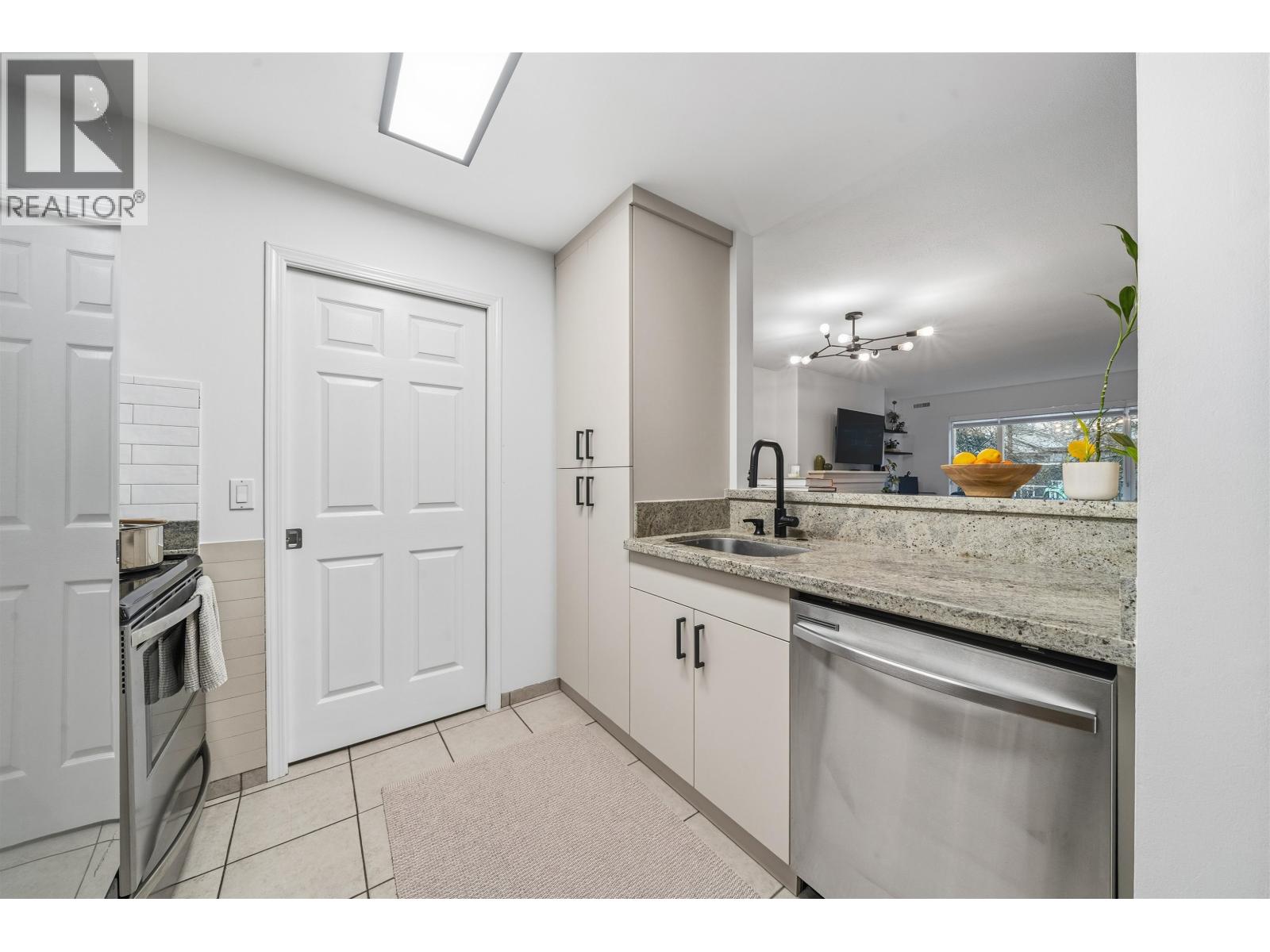 210 5281 Oakmount Crescent, Burnaby, British Columbia  V5H 4S7 - Photo 10 - R3137893