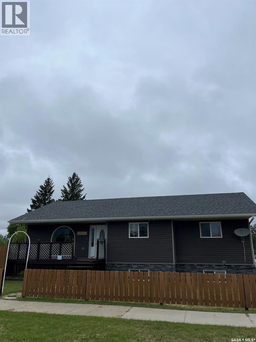 401 6th Avenue W, Nipawin, Saskatchewan  S0E 1E0 - Photo 2 - SK031012
