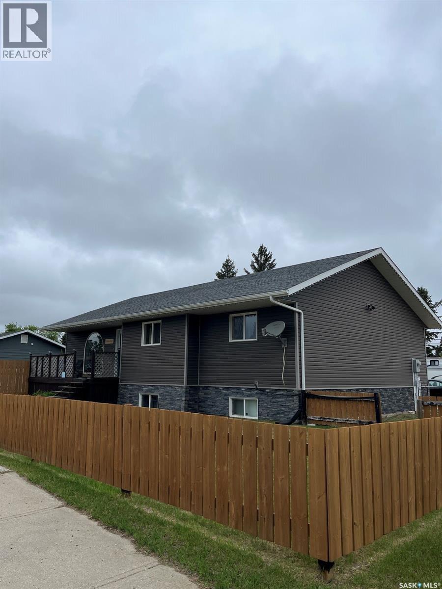 401 6th Avenue W, Nipawin, Saskatchewan  S0E 1E0 - Photo 1 - SK031012