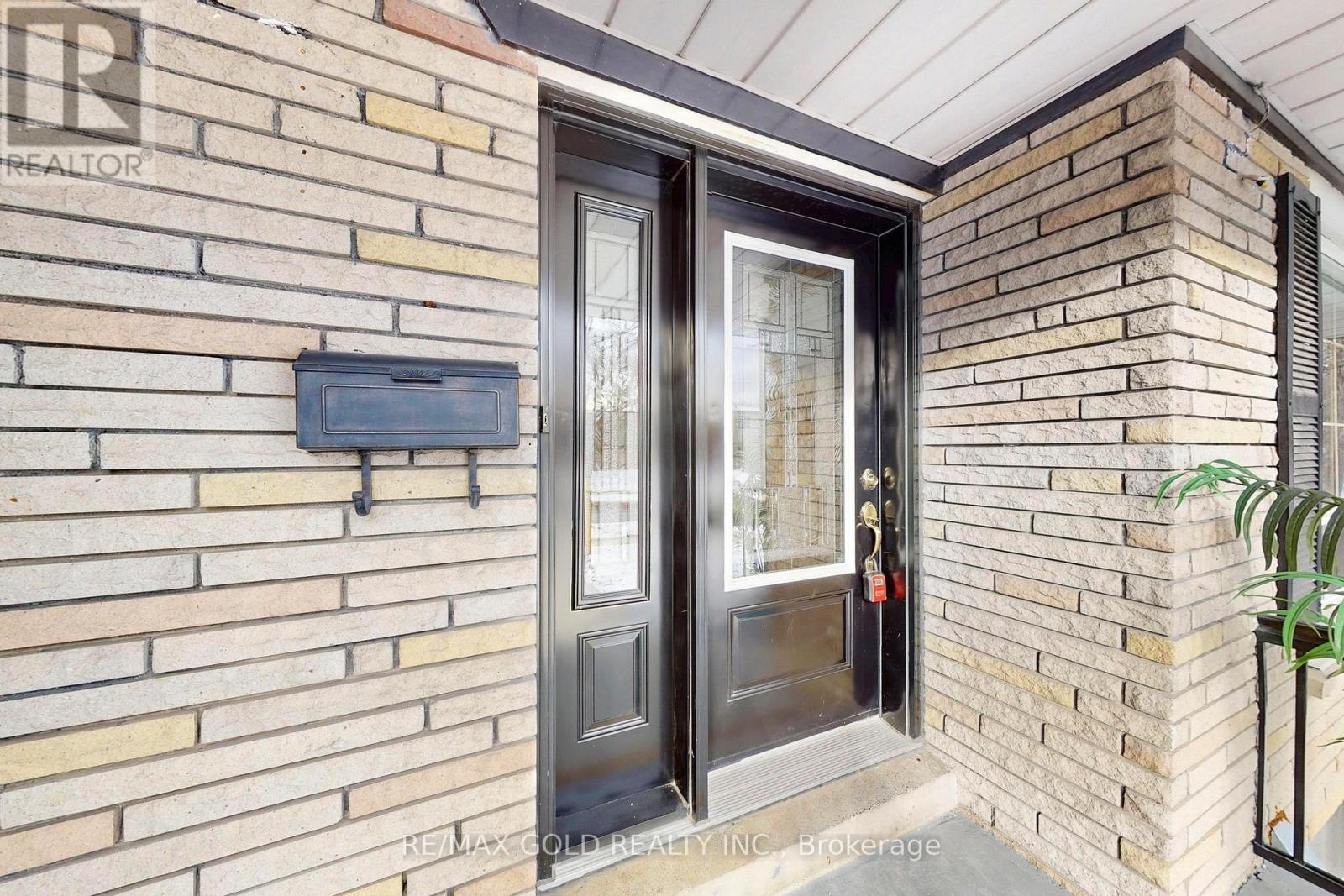 189 Kingsview Boulevard, Toronto, Ontario  M9R 1V7 - Photo 3 - W13679866