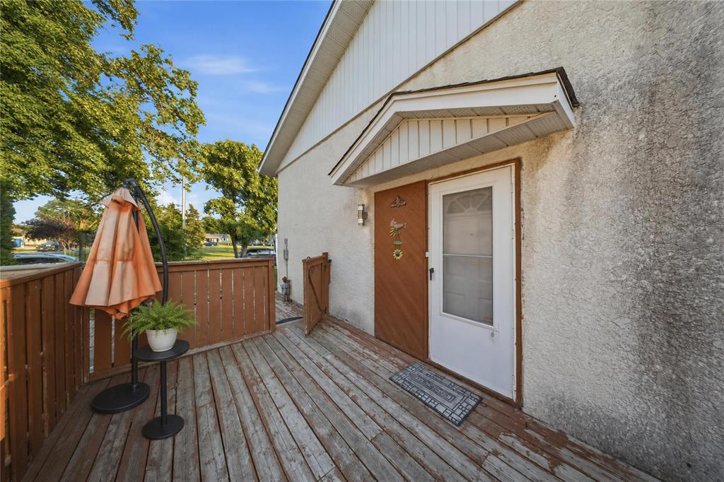 331 Meadowood Drive, Winnipeg, Manitoba  R2M 4N9 - Photo 3 - 202619306