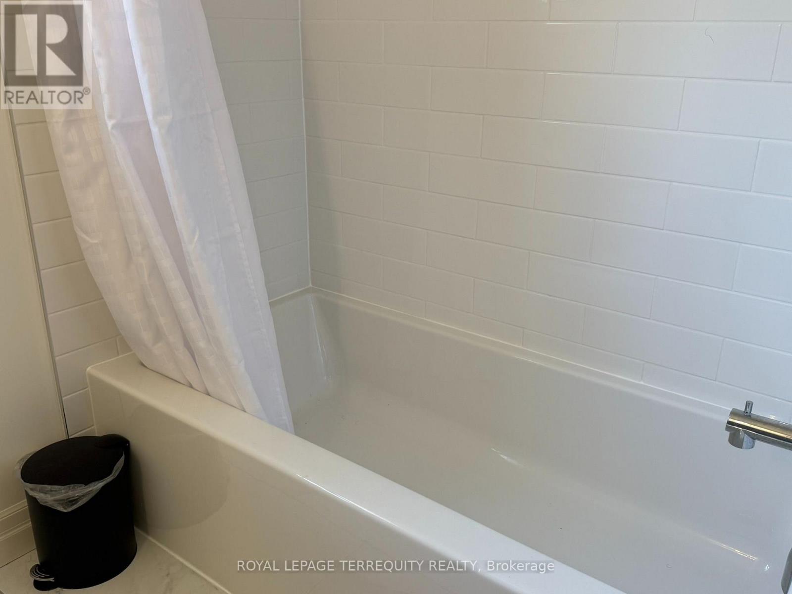 1213 Shamir Crescent, Mississauga, Ontario  L5C 1L2 - Photo 13 - W13677066